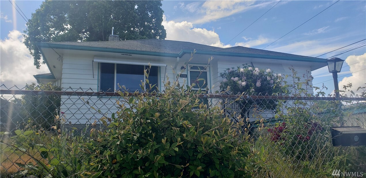 Property Photo:  2205 Trenton Ave  WA 98310 