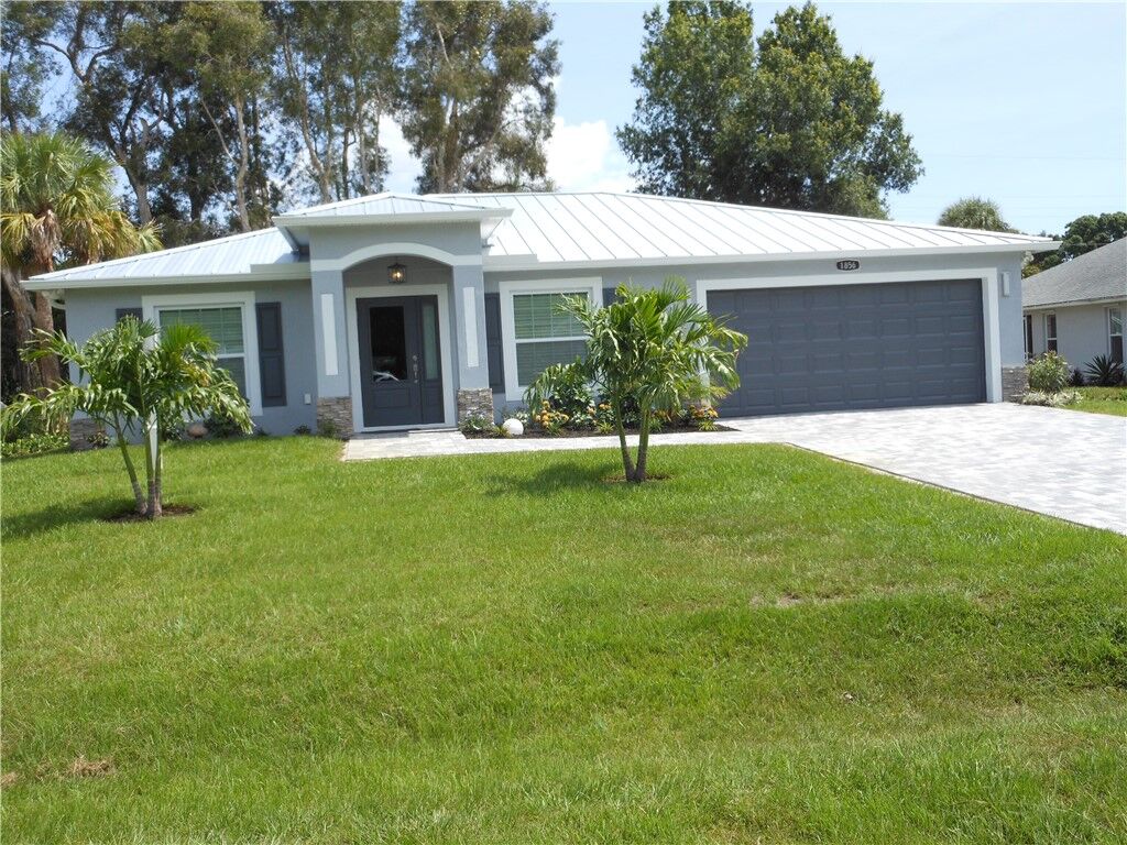 Property Photo: 1735 20th Street SW FL 32962