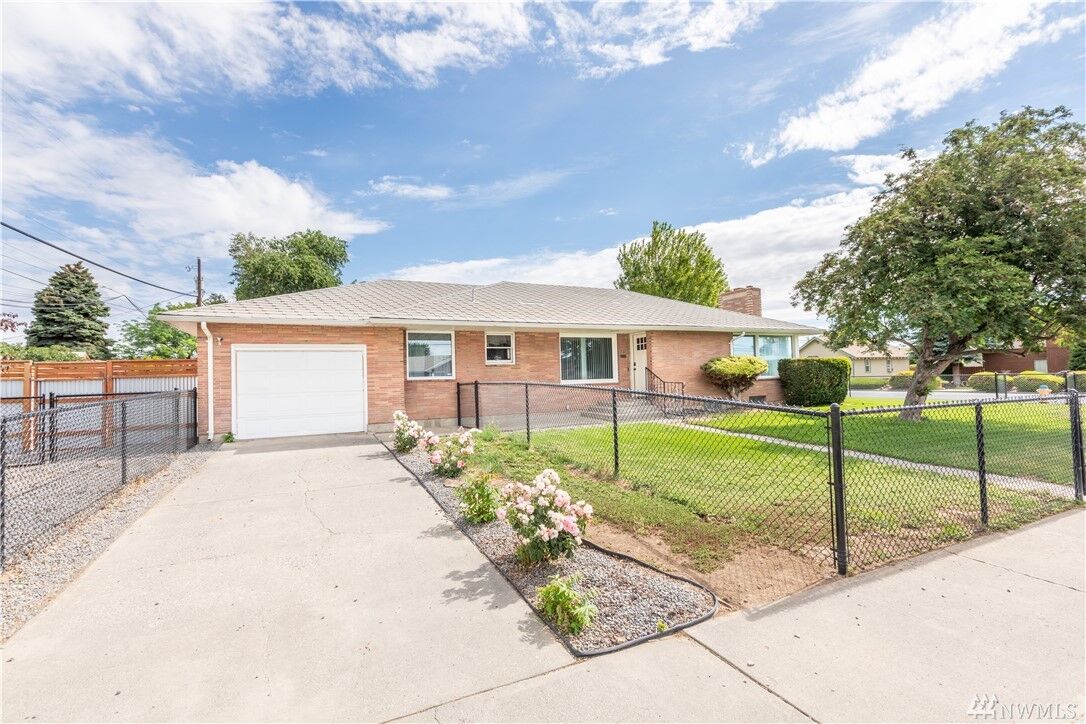 Property Photo: 325 SW 12th St WA 98823