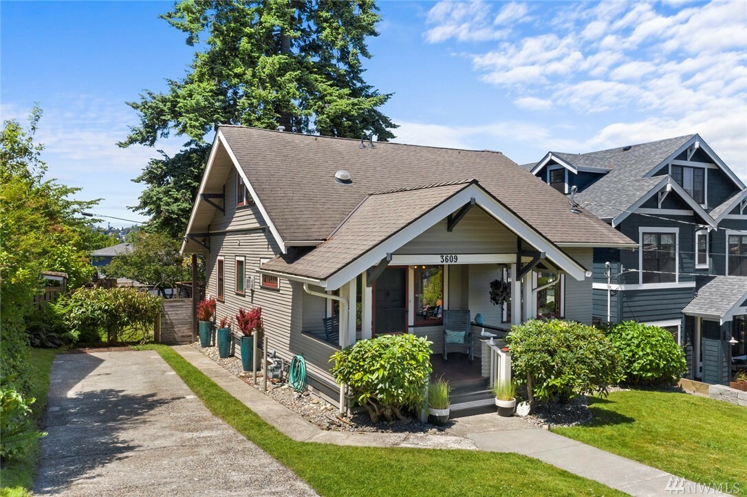 Property Photo: 3609 12th Ave W WA 98119