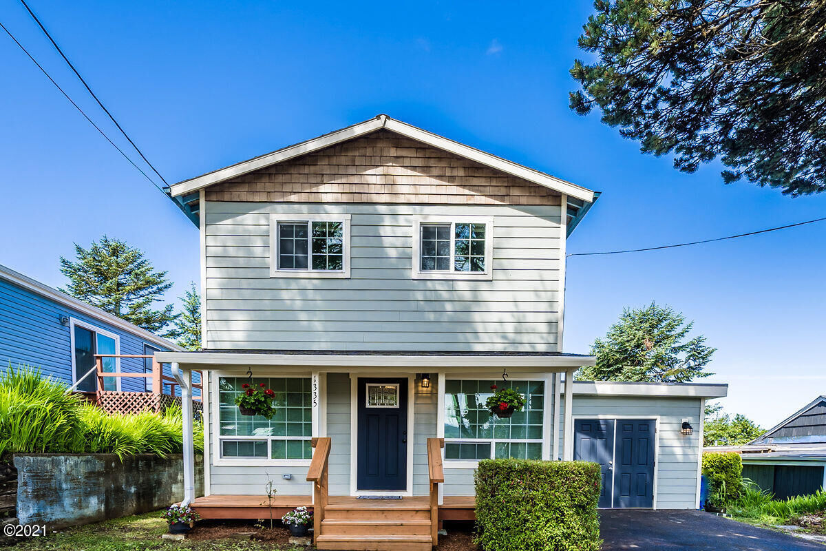 Property Photo:  1335 SE Oar Avenue  OR 97367