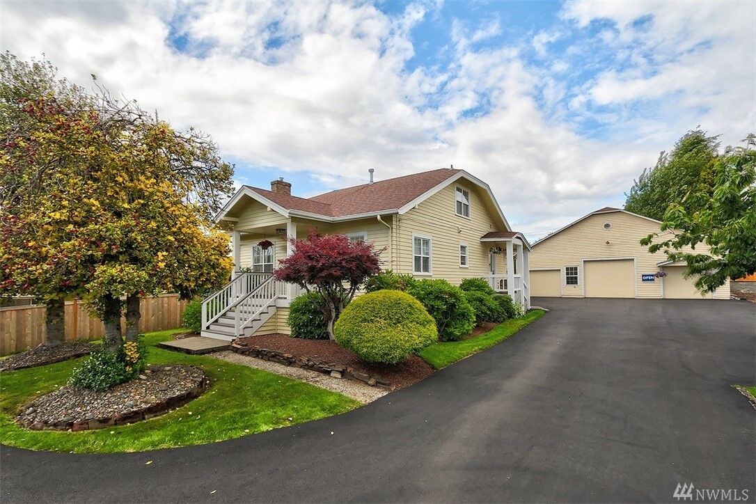 House for sale in Kent 11424 SE 240th St, Kent, WA 98031