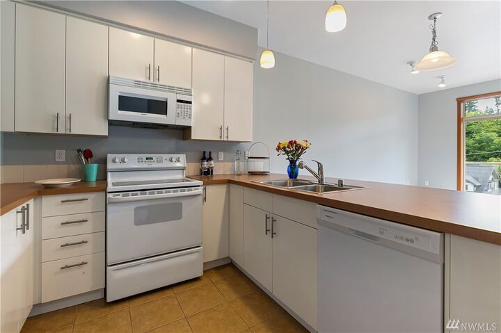 Property Photo: 910 Gladstone St 204 WA 98229