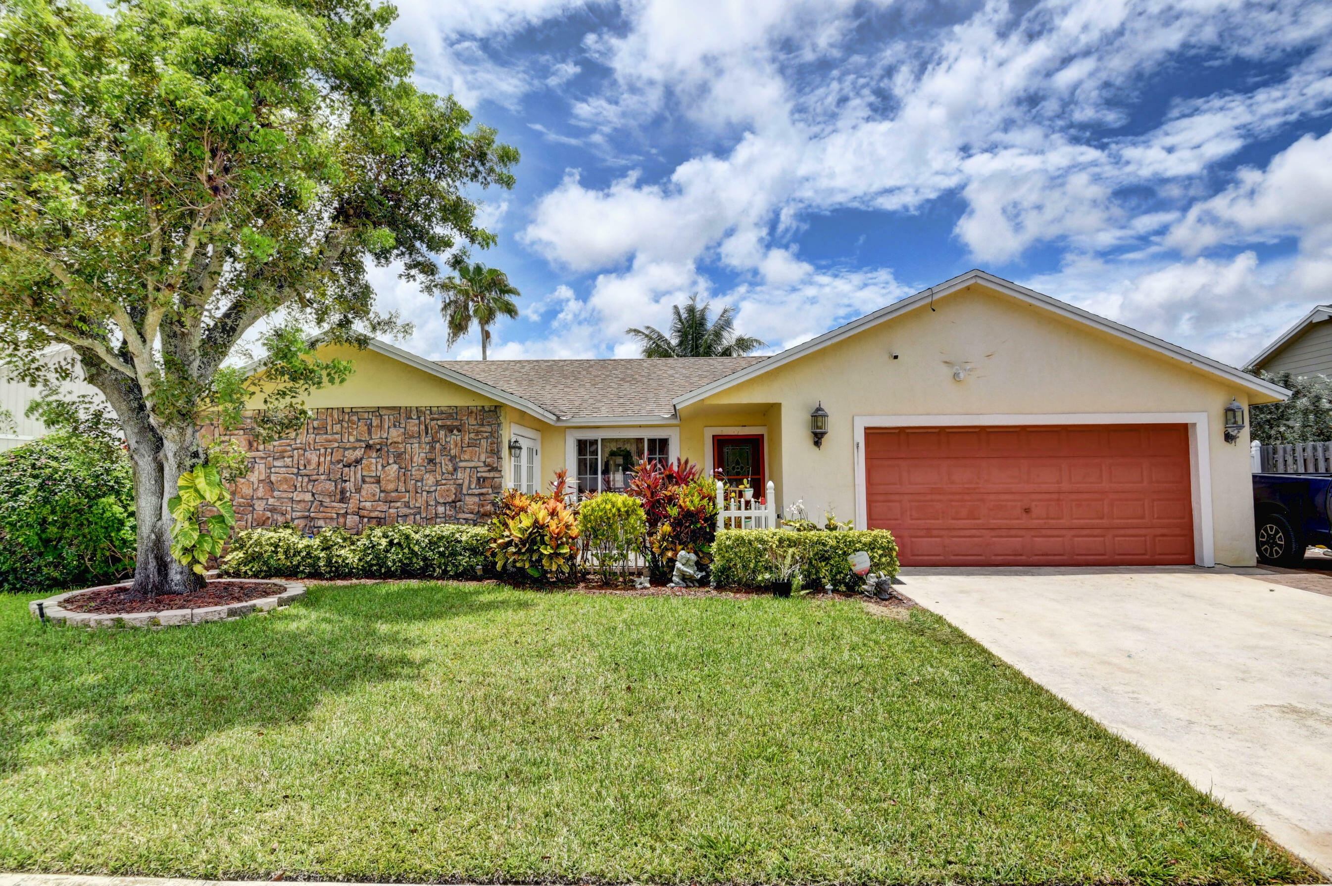 Property Photo:  9316 Longmeadow Circle  FL 33436 