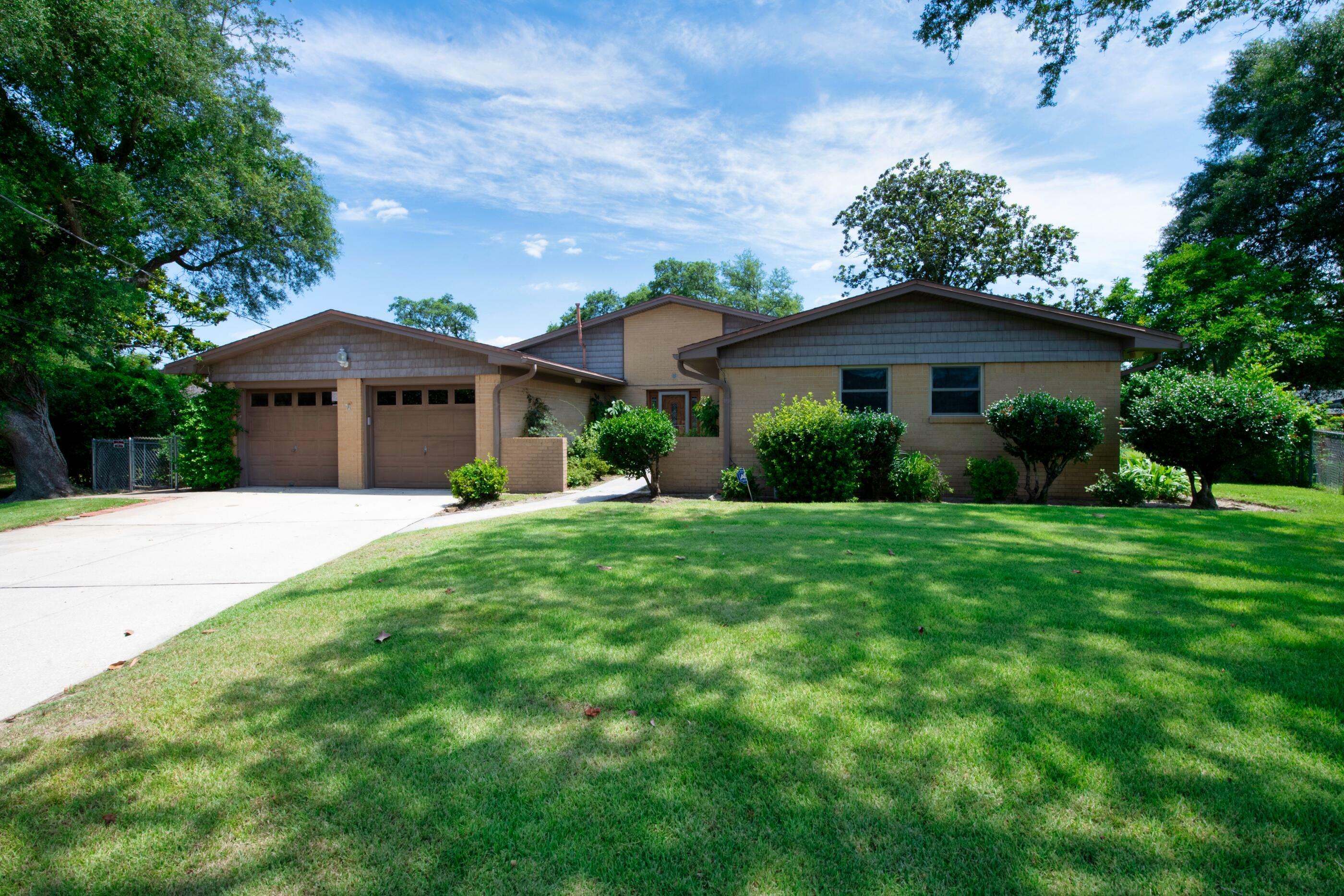 Property Photo:  215 NW Glynda Court  FL 32548 