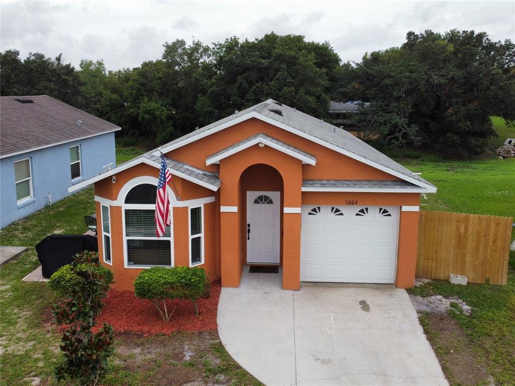 Property Photo: 5604 Glen Lake Ln FL 32808