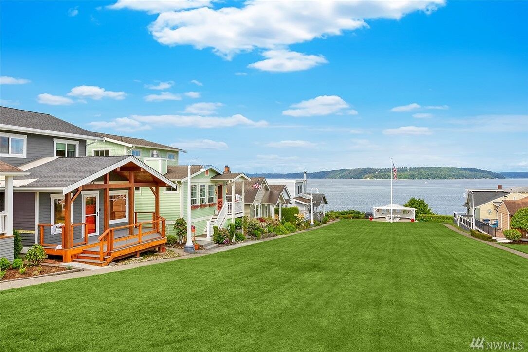 Property Photo:  23641 7th Ave S 17  WA 98198 