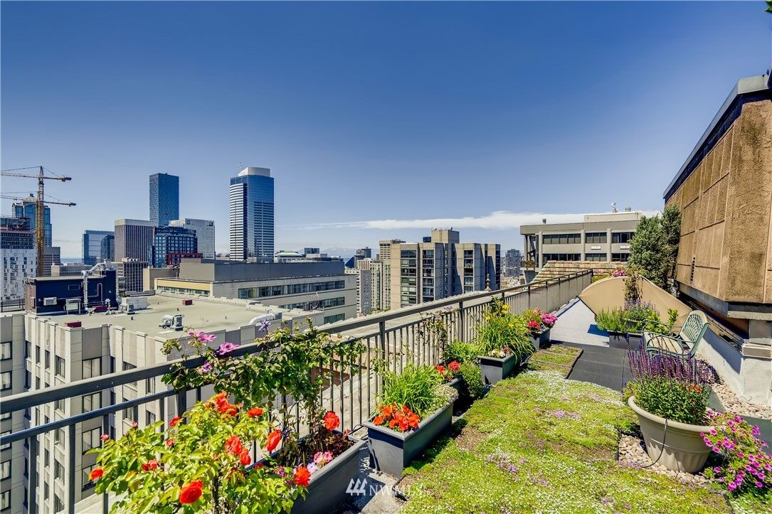 Property Photo:  1017 Minor Avenue 205  WA 98104 