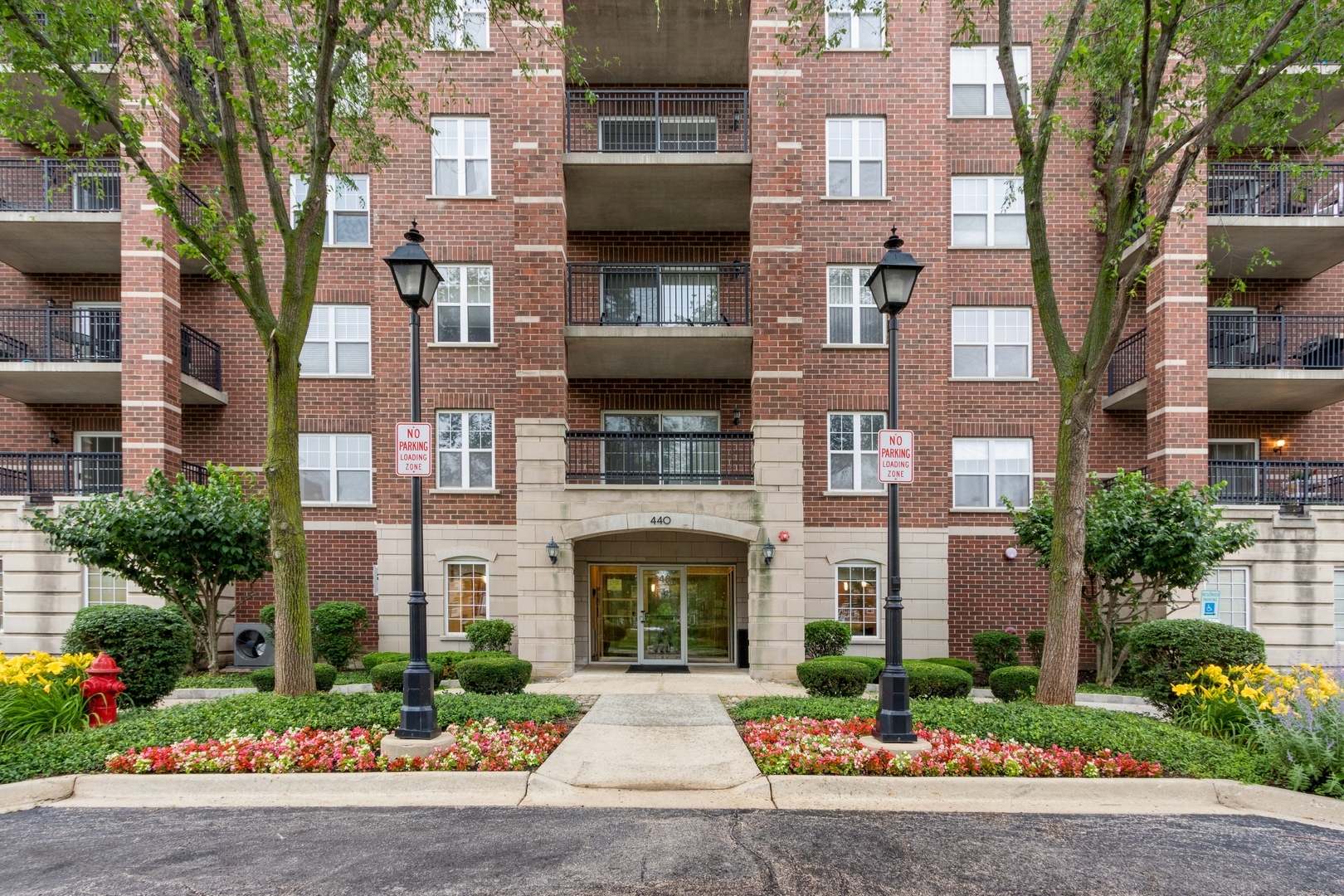 Property Photo: 440 W Mahogany Court 603 IL 60067