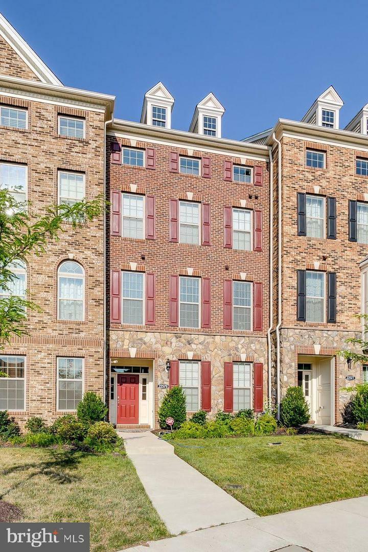 Property Photo: 22579 Naugatuck Square VA 20148