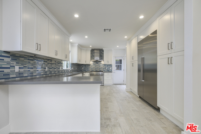 Property Photo: 869 Warren Ave CA 90291
