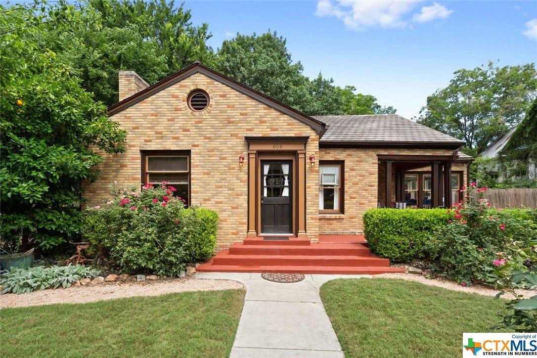 Property Photo: 608 W Hopkins Street TX 78666