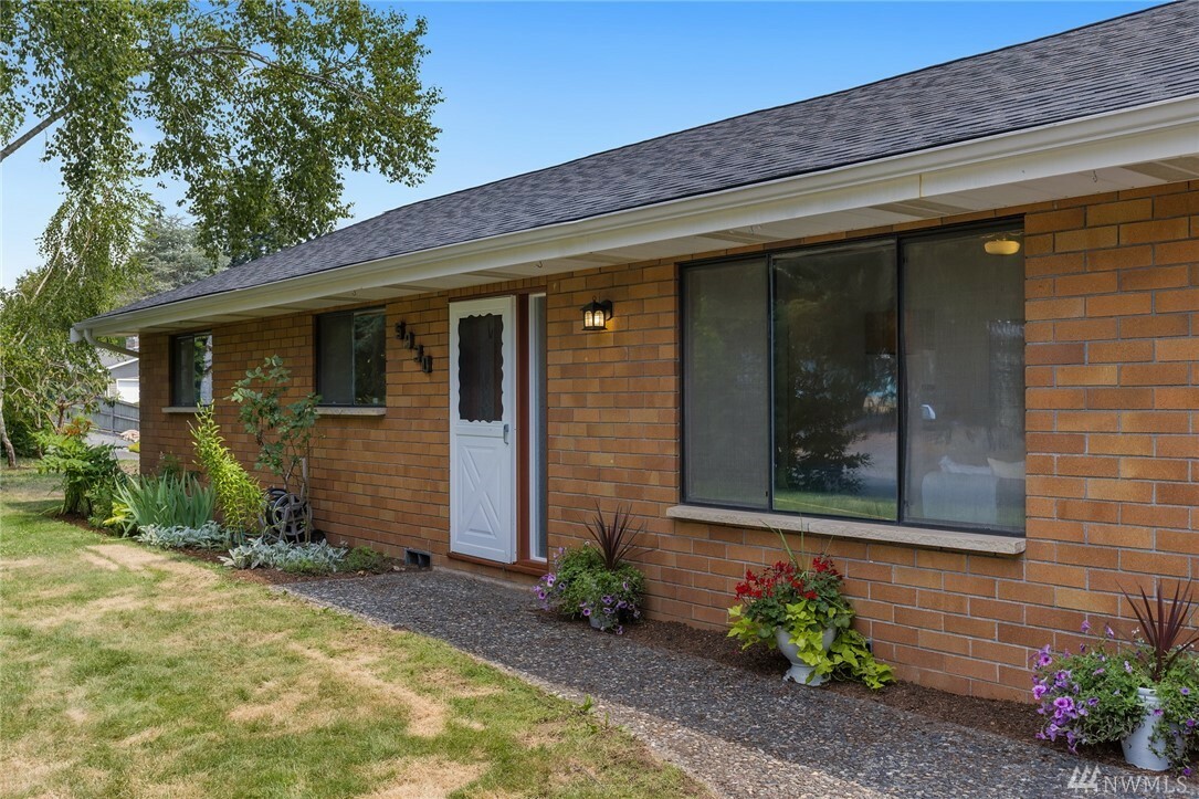 Property Photo: 5930 Paradise Dr WA 98248