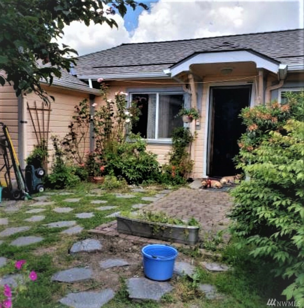 Property Photo:  1115 Fairhaven Ave E  WA 98233 