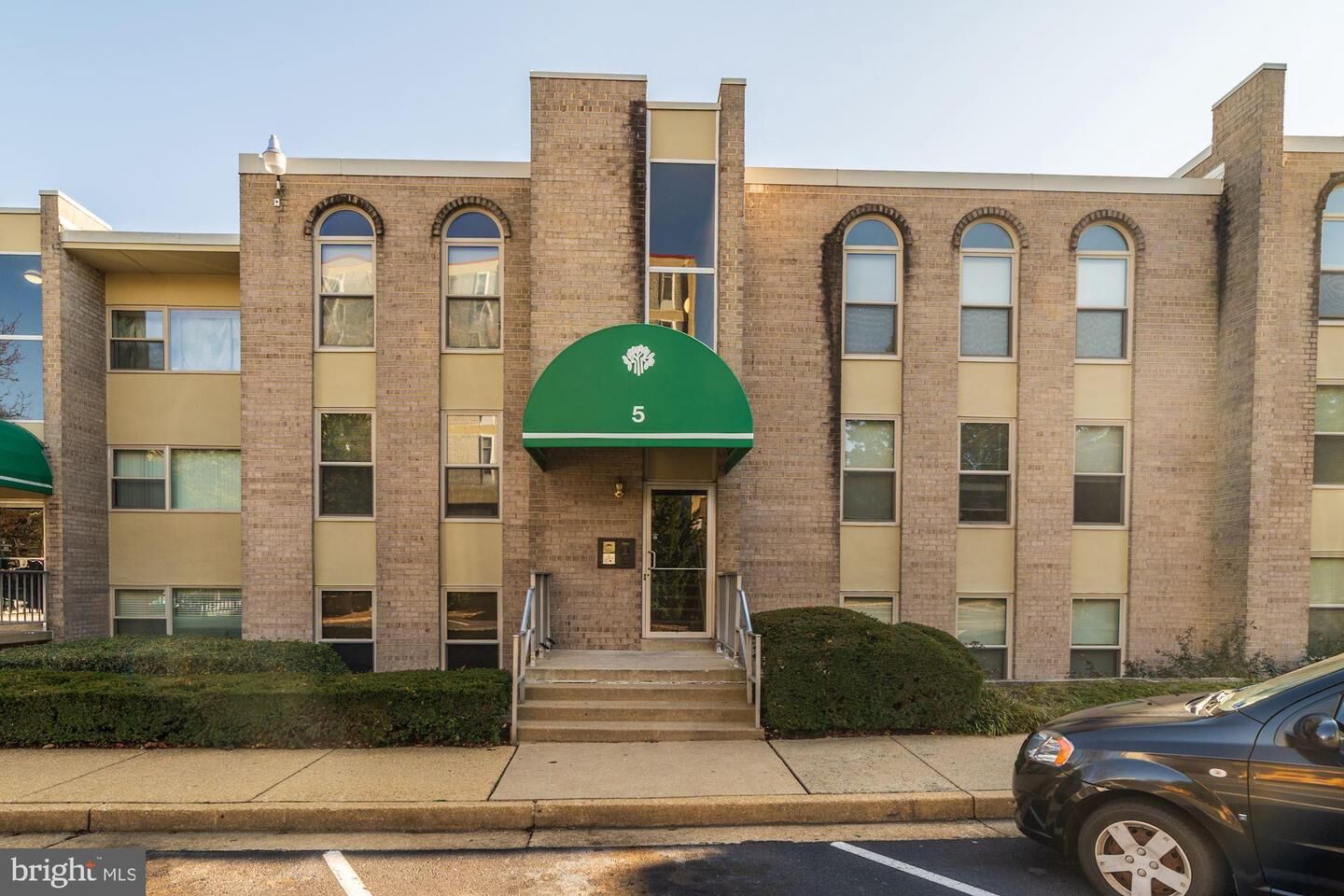 Property Photo:  5 Canterbury Square 301  VA 22304 