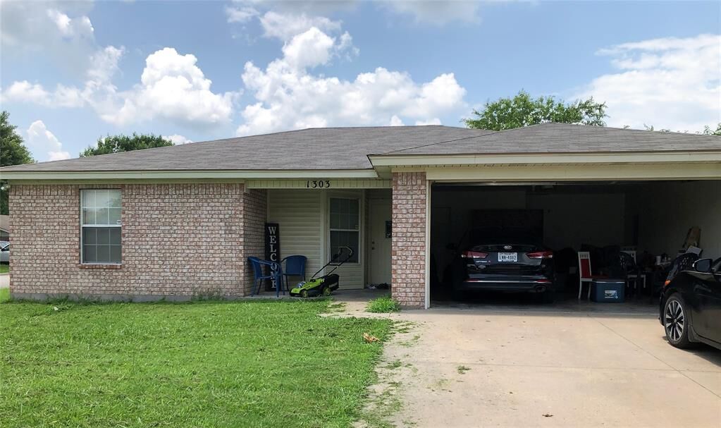 Property Photo: 1303 Rebecca TX 76240