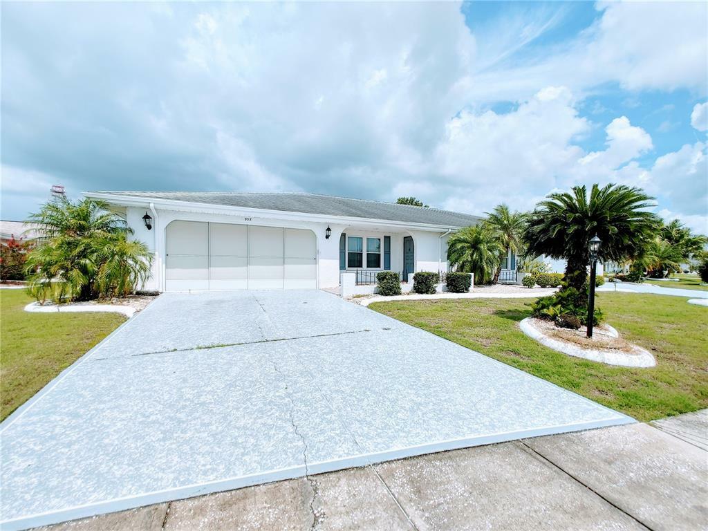 Property Photo:  905 Bluewater Drive  FL 33573 