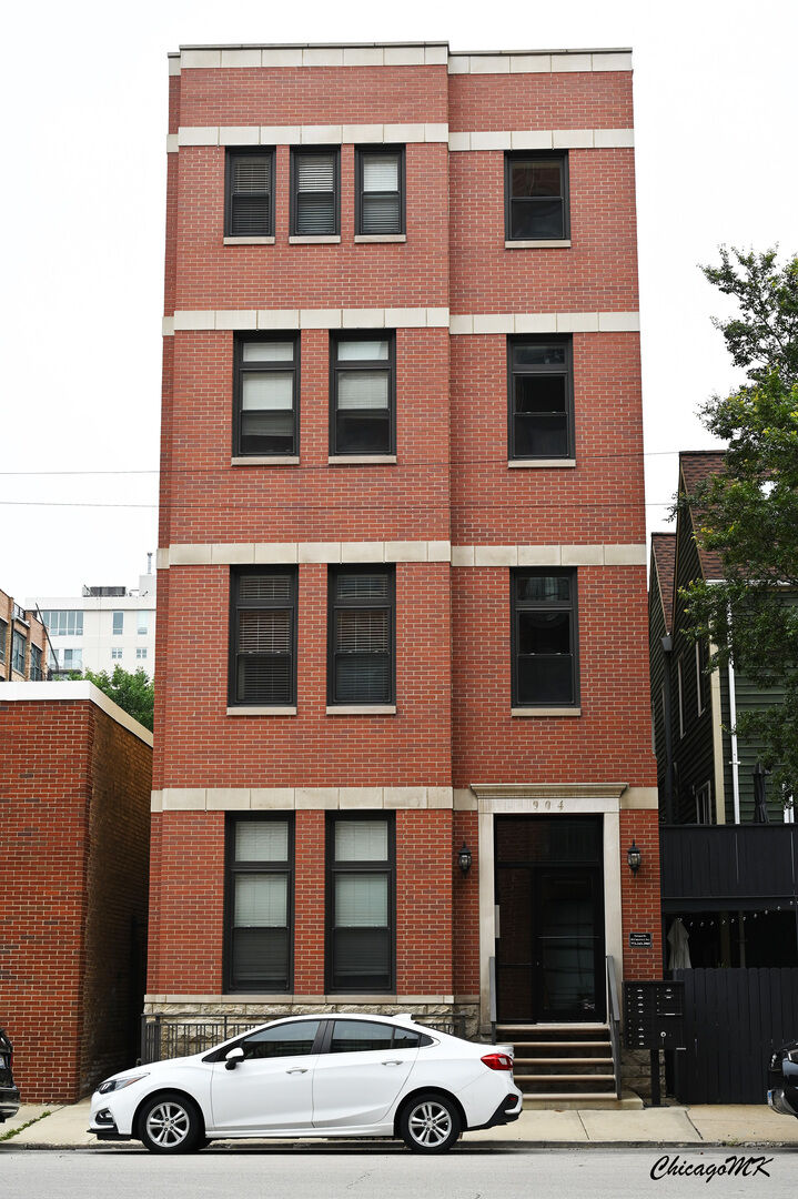 Property Photo:  904 W Erie Street 1R  IL 60642 