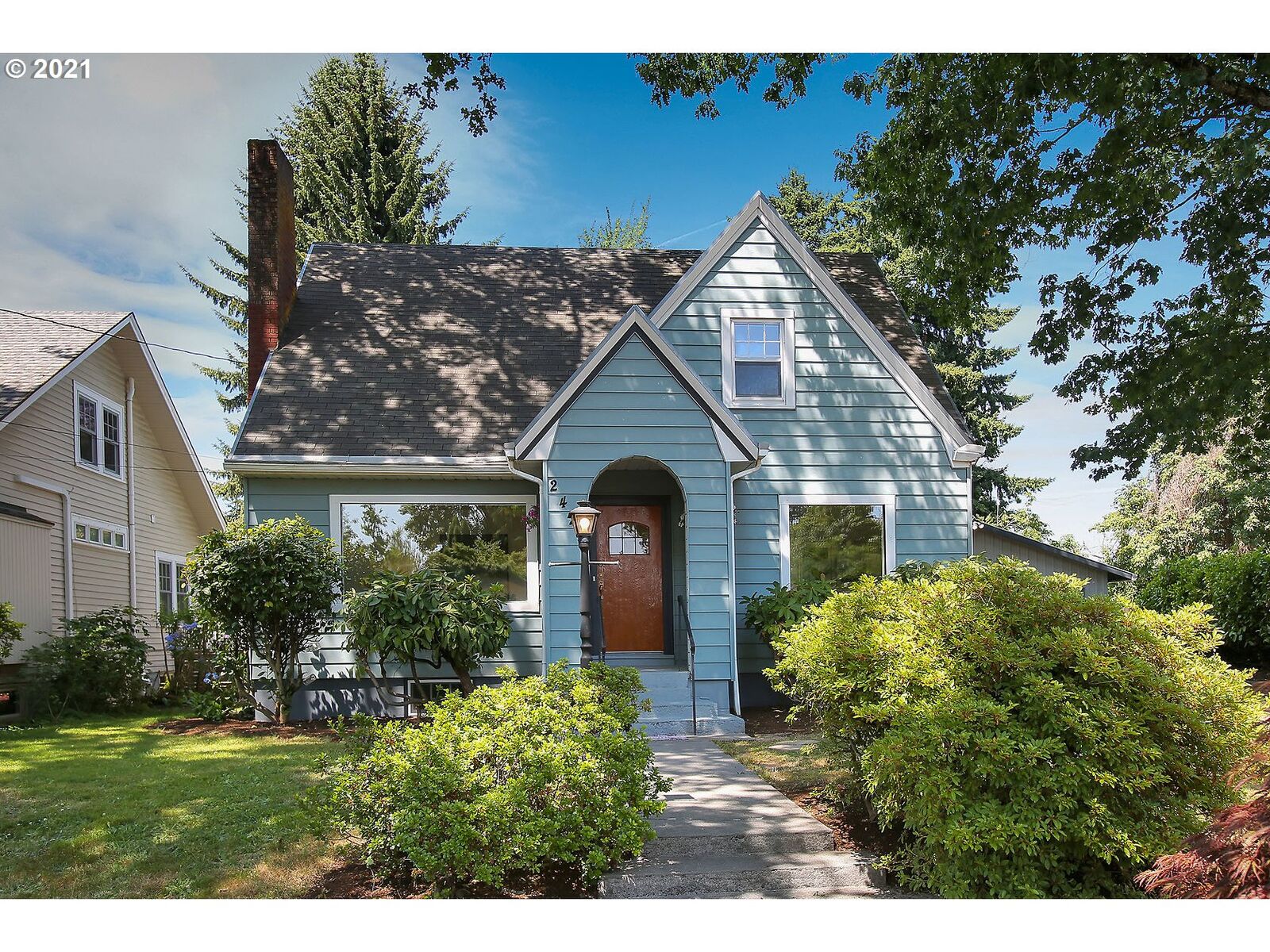 Property Photo:  2425 SE Llewellyn St  OR 97222 