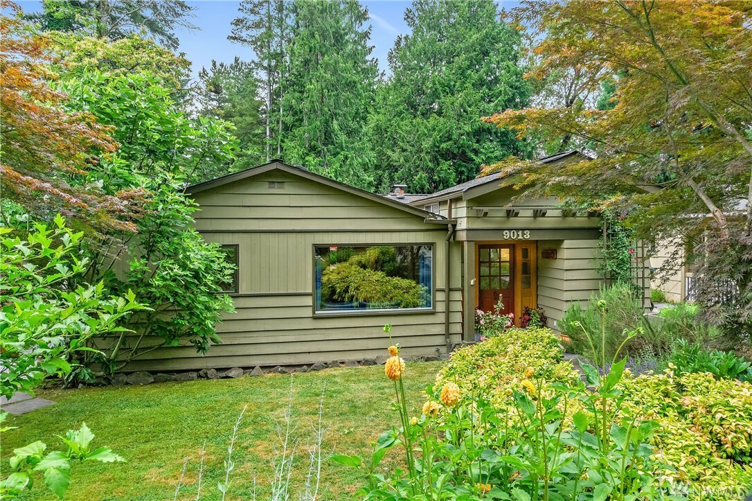 Property Photo:  9013 25th Ave NE  WA 98115 