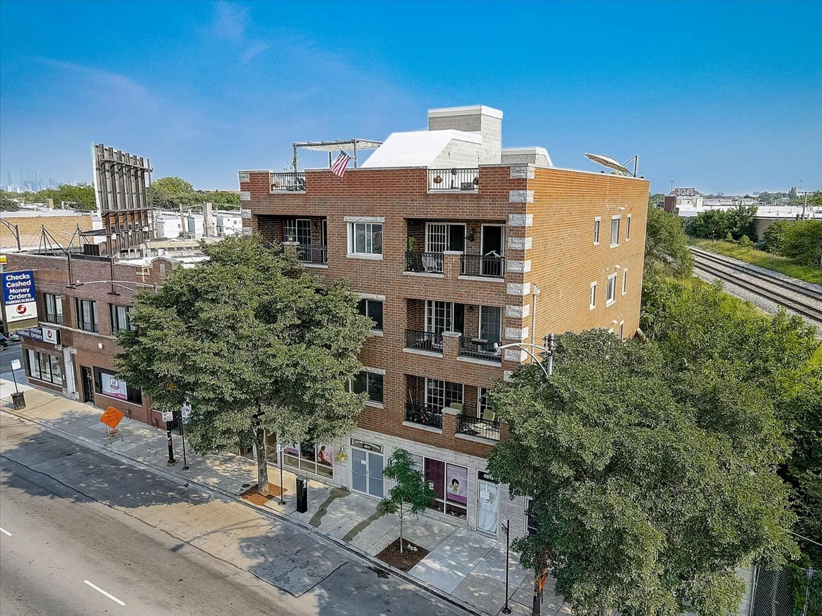 Property Photo: 4011 W Fullerton Avenue 2W IL 60639
