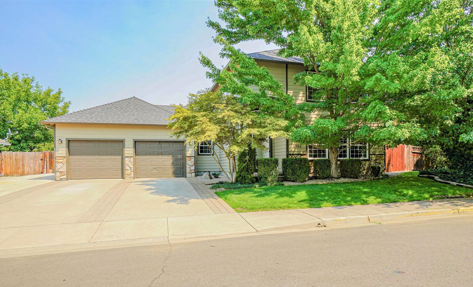 Property Photo: 1064 Kensington Court OR 97502