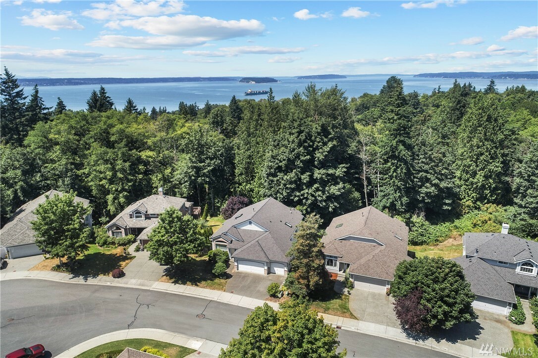 Property Photo: 617 40th Place WA 98201