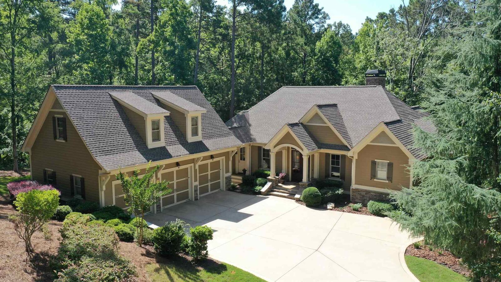 Property Photo: 1010 Jones Bluff Court GA 30642