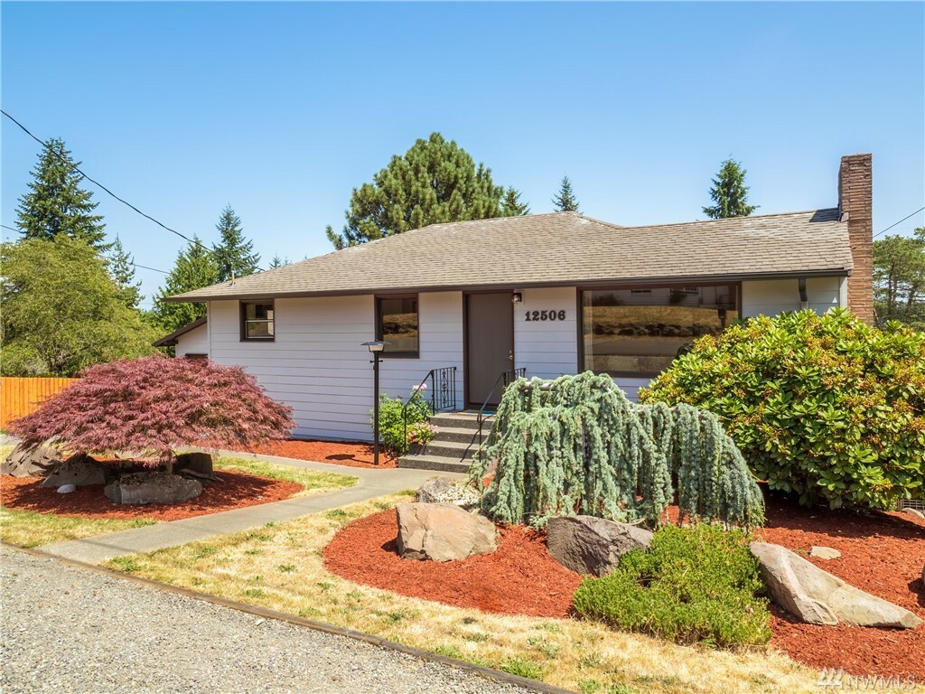 Property Photo:  12506 Fremont Ave N  WA 98133 