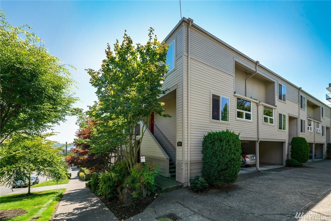 Property Photo:  202 W Olympic Place 401  WA 98119 