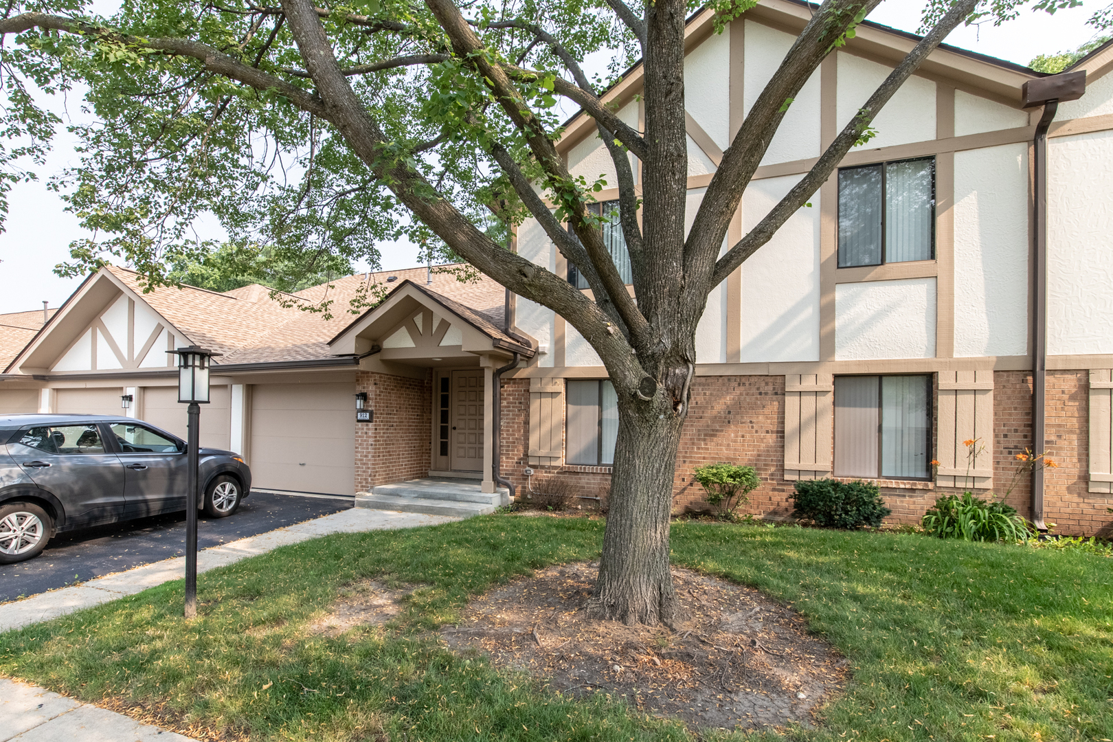 Property Photo:  912 Knottingham Drive 2B  IL 60193 