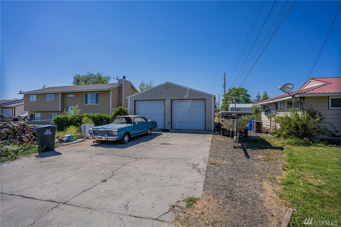 Property Photo:  2408 W Lakeside Dr  WA 98837 