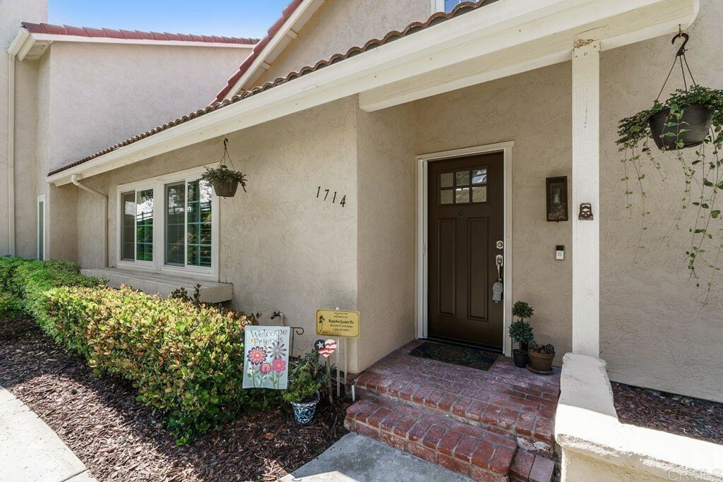 Property Photo:  1714 Knollfield Way  CA 92024 