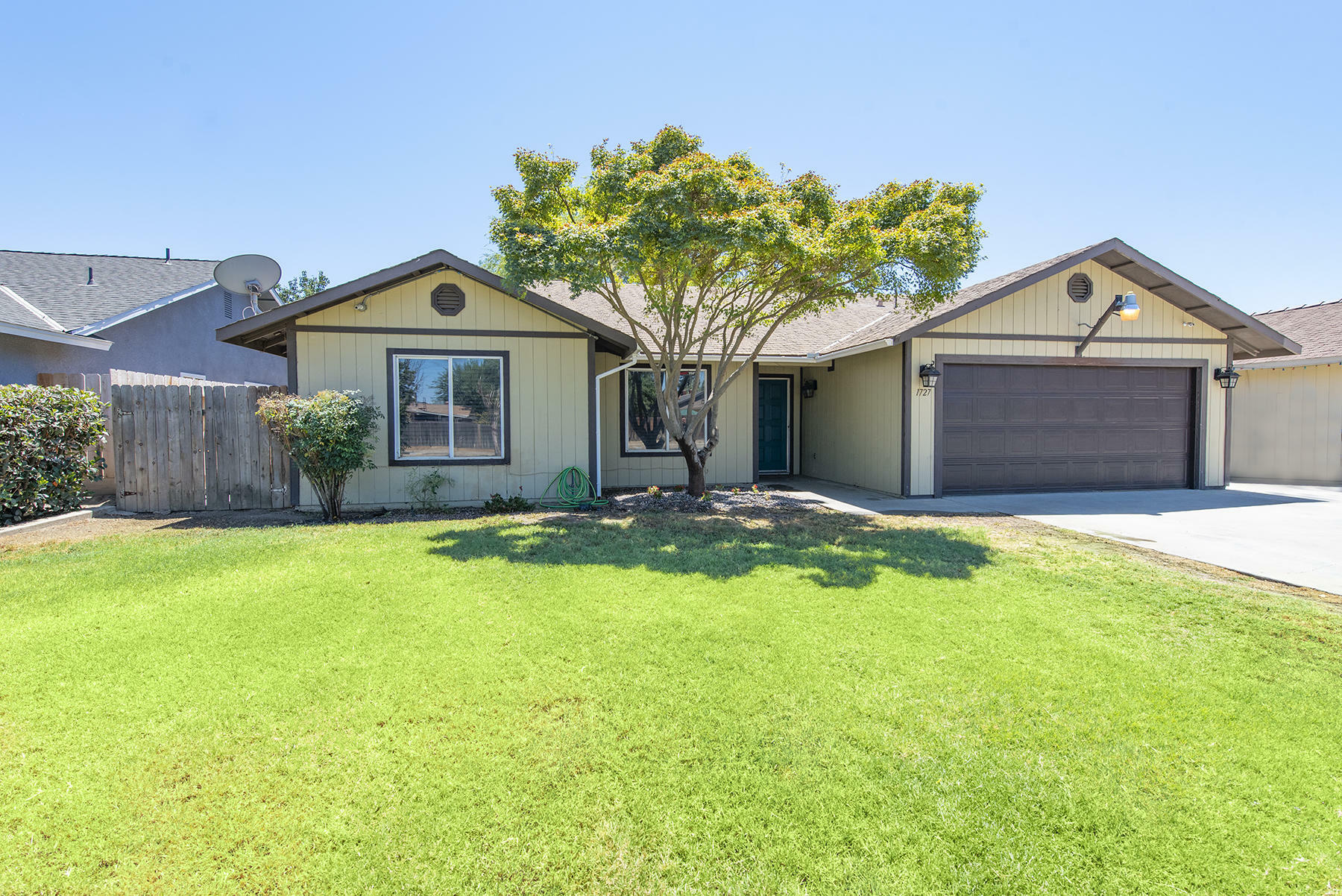 1727 E Cypress Avenue  Tulare CA 93274 photo