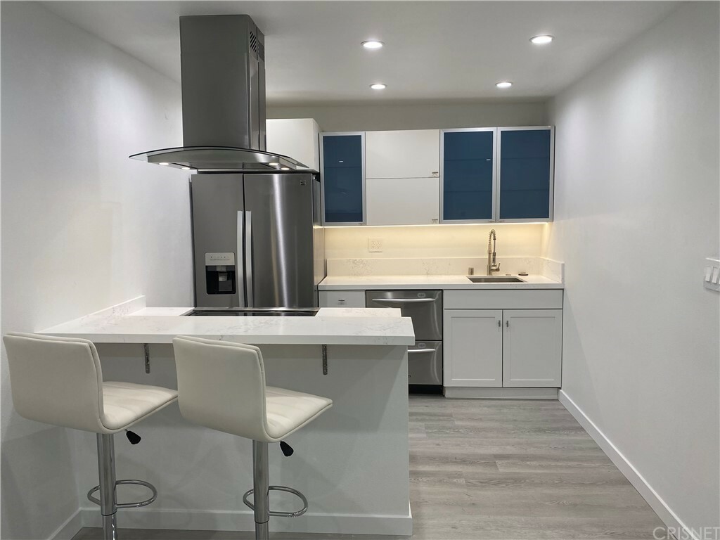 Property Photo: 5414 Newcastle Avenue 10 CA 91316