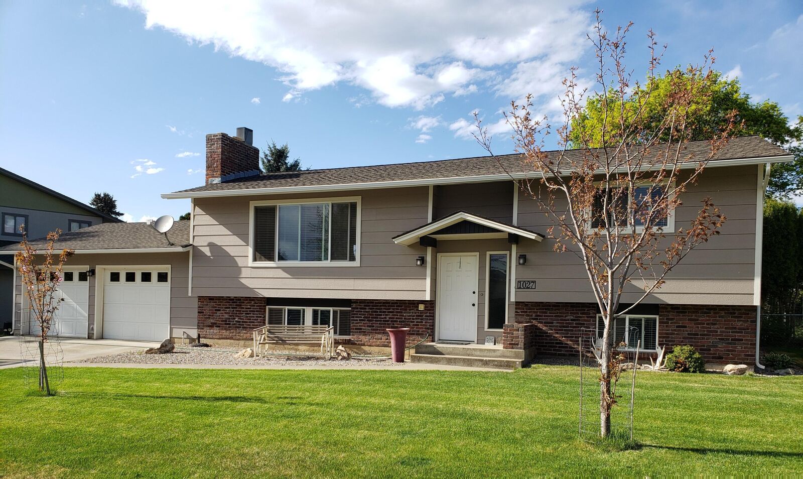 Property Photo:  1027 Olympic Way SE  WA 99114 