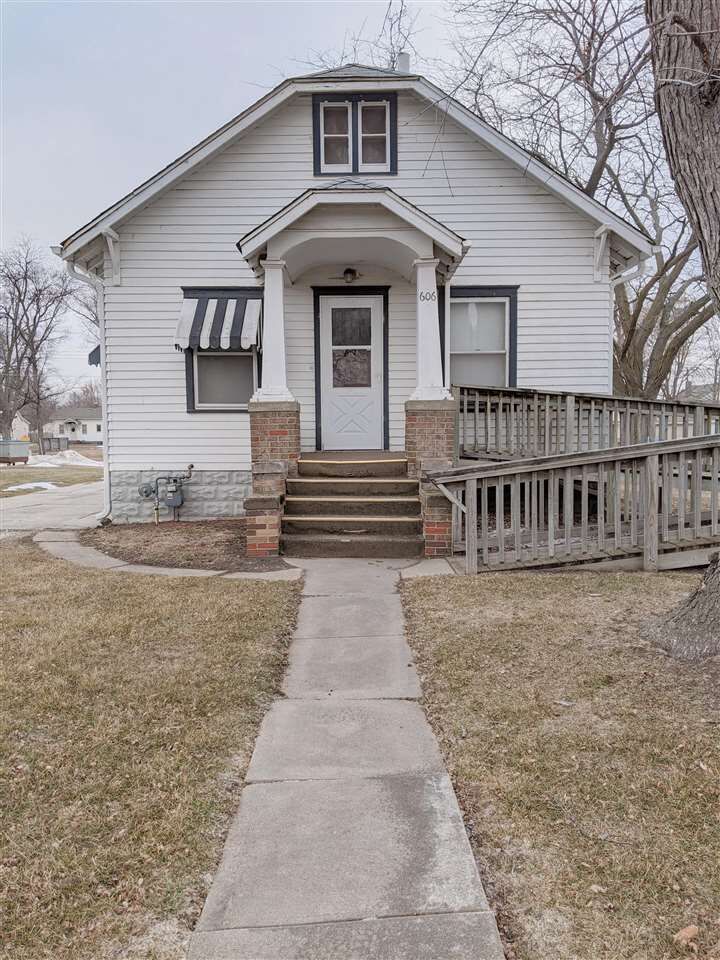 Property Photo: 606 Elm Ave NE 68701