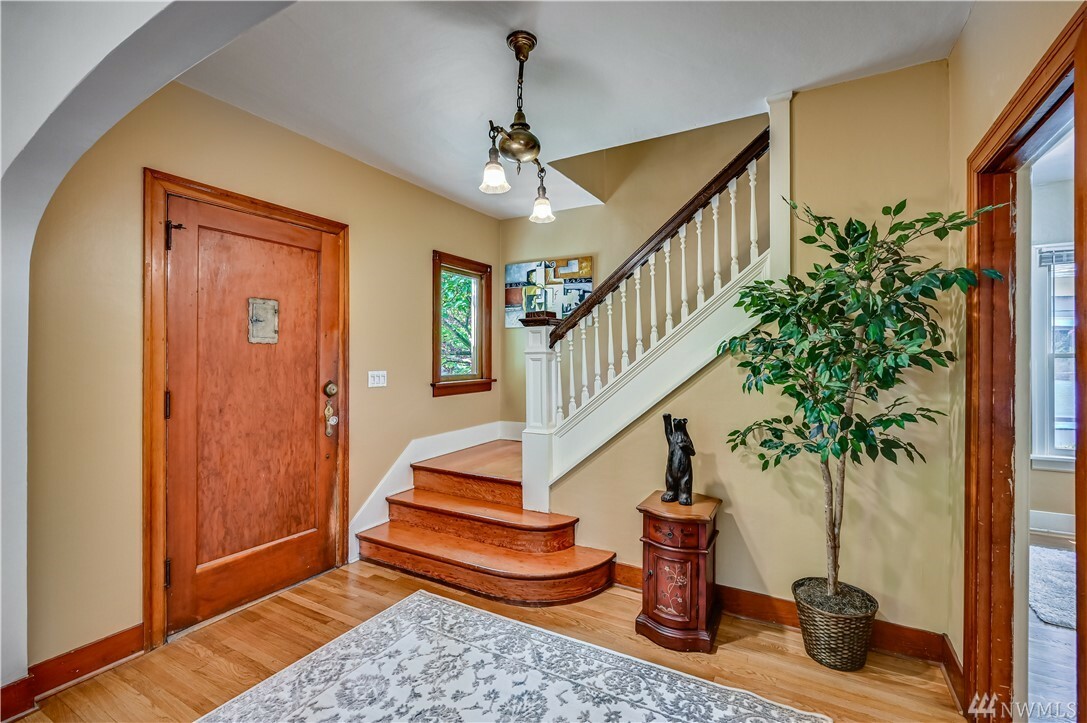 Property Photo: 1713 Hoyt Ave WA 98201