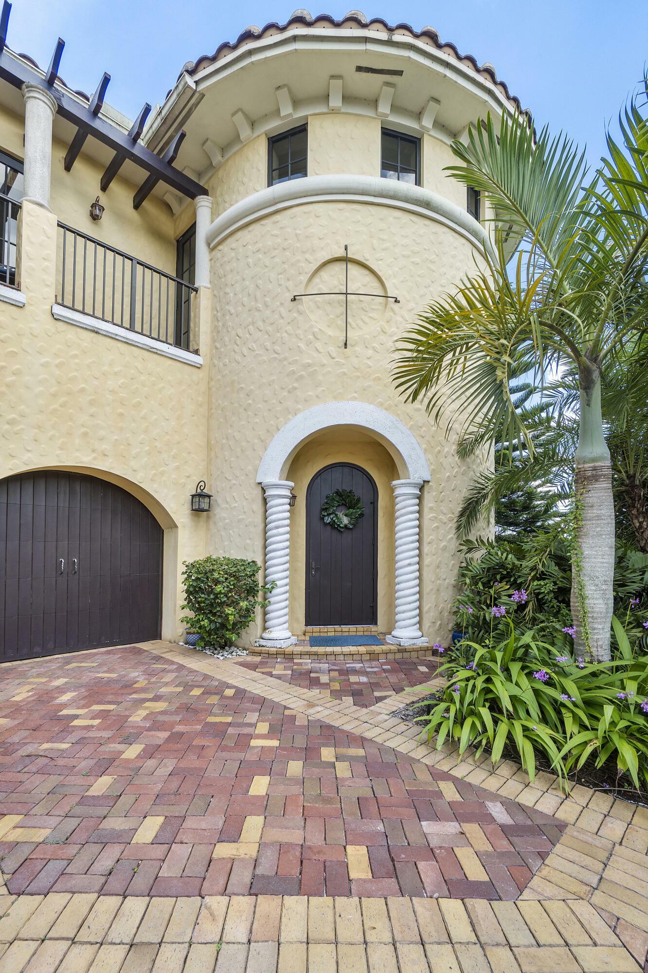 Property Photo:  9481 Kenley Court  FL 33076 