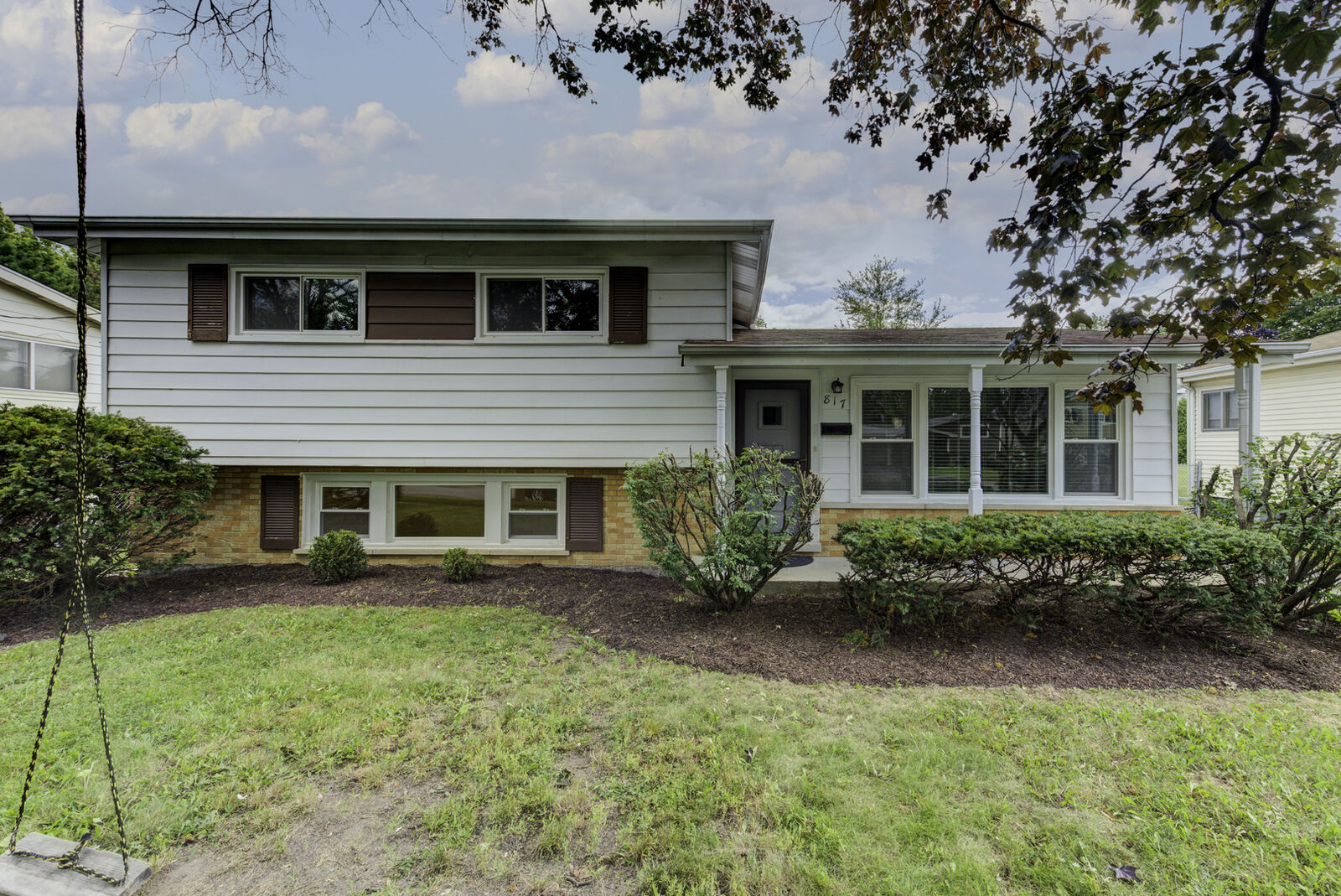 Property Photo:  817 W Morris Avenue  IL 60101 