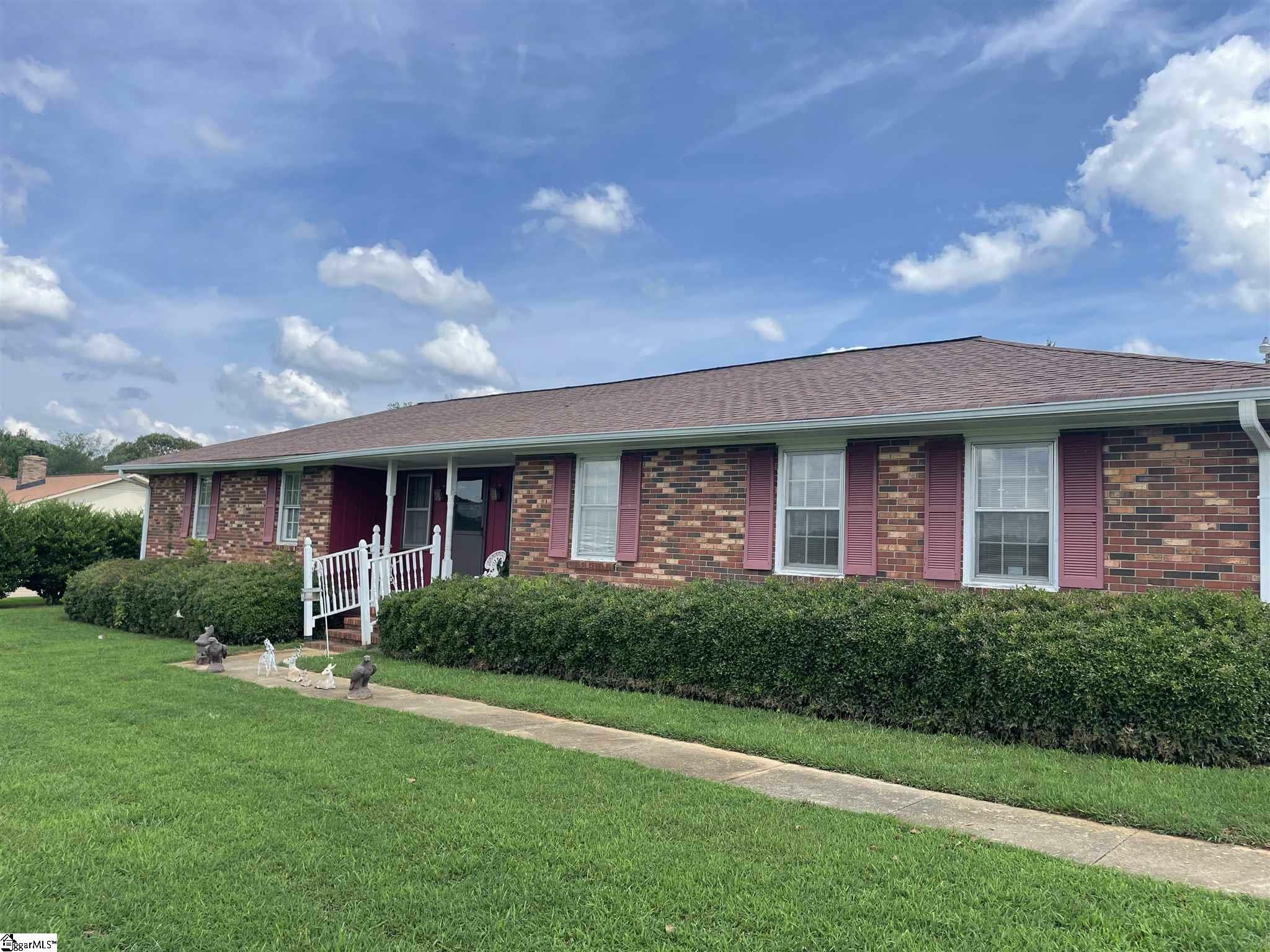 Property Photo: 423 Greenmeadow Circle SC 29626