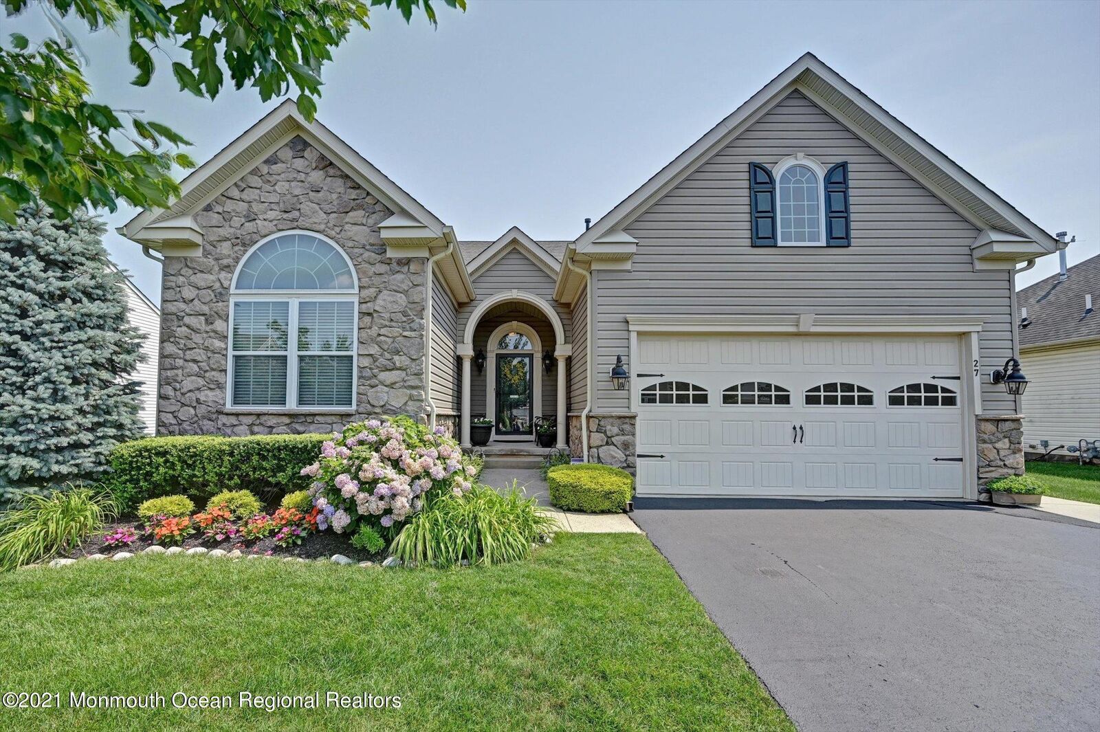 Property Photo:  27 Applegate Drive  NJ 08518 
