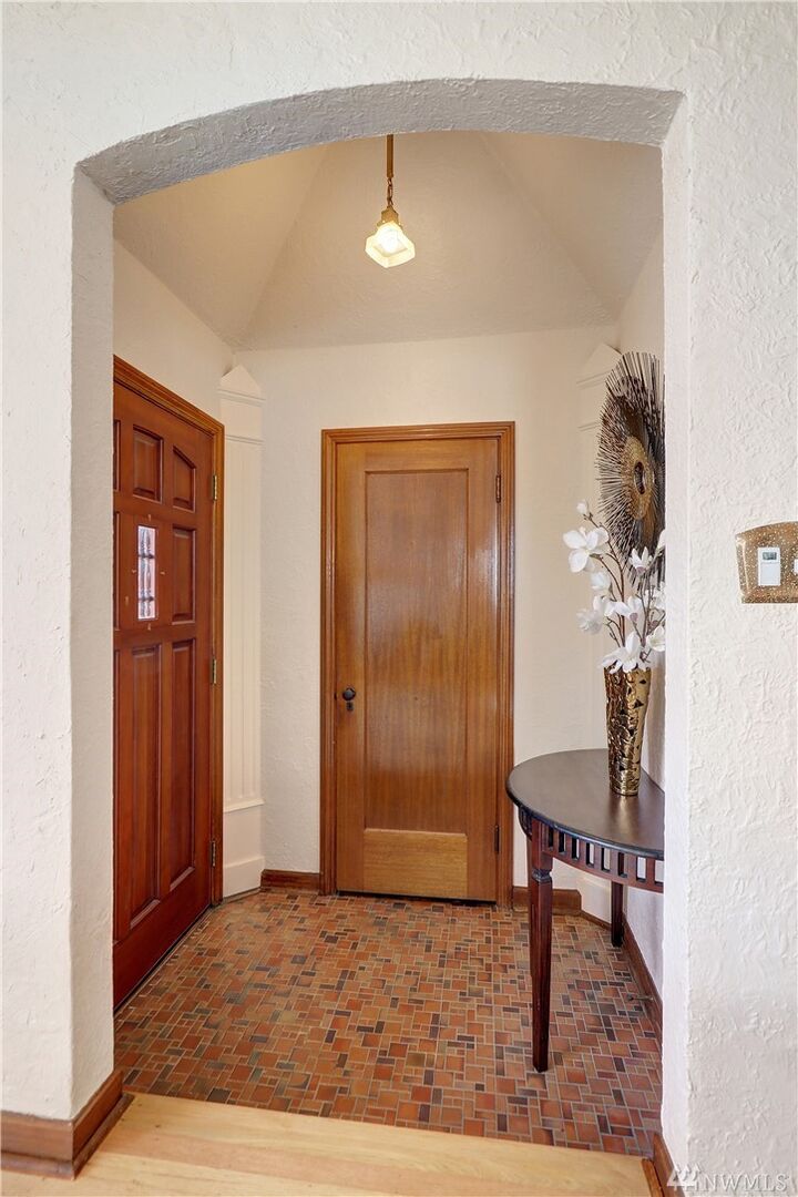 Property Photo:  1320 N 82nd St  WA 98103 