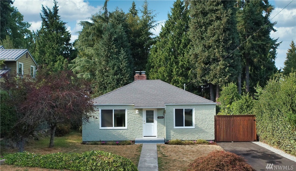 Property Photo:  3230 NE 91st St  WA 98115 