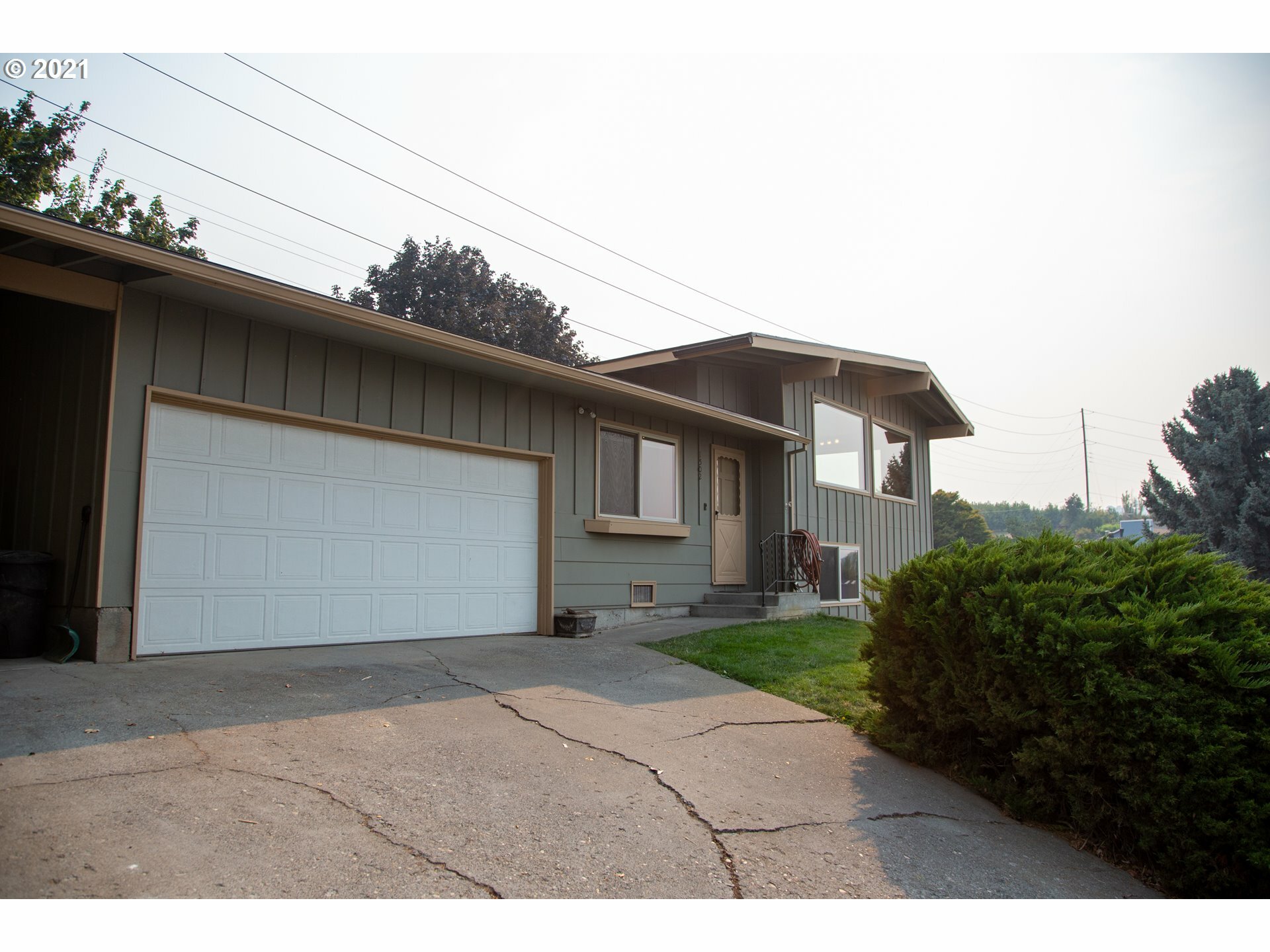 Property Photo: 1502 E 21st St OR 97058