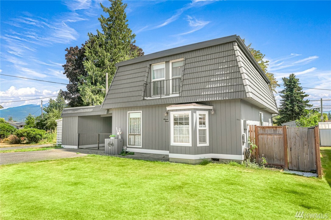 Property Photo:  1111 Metcalf St  WA 98284 