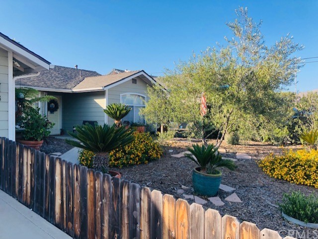 Property Photo: 508 Banyan Place CA 93444