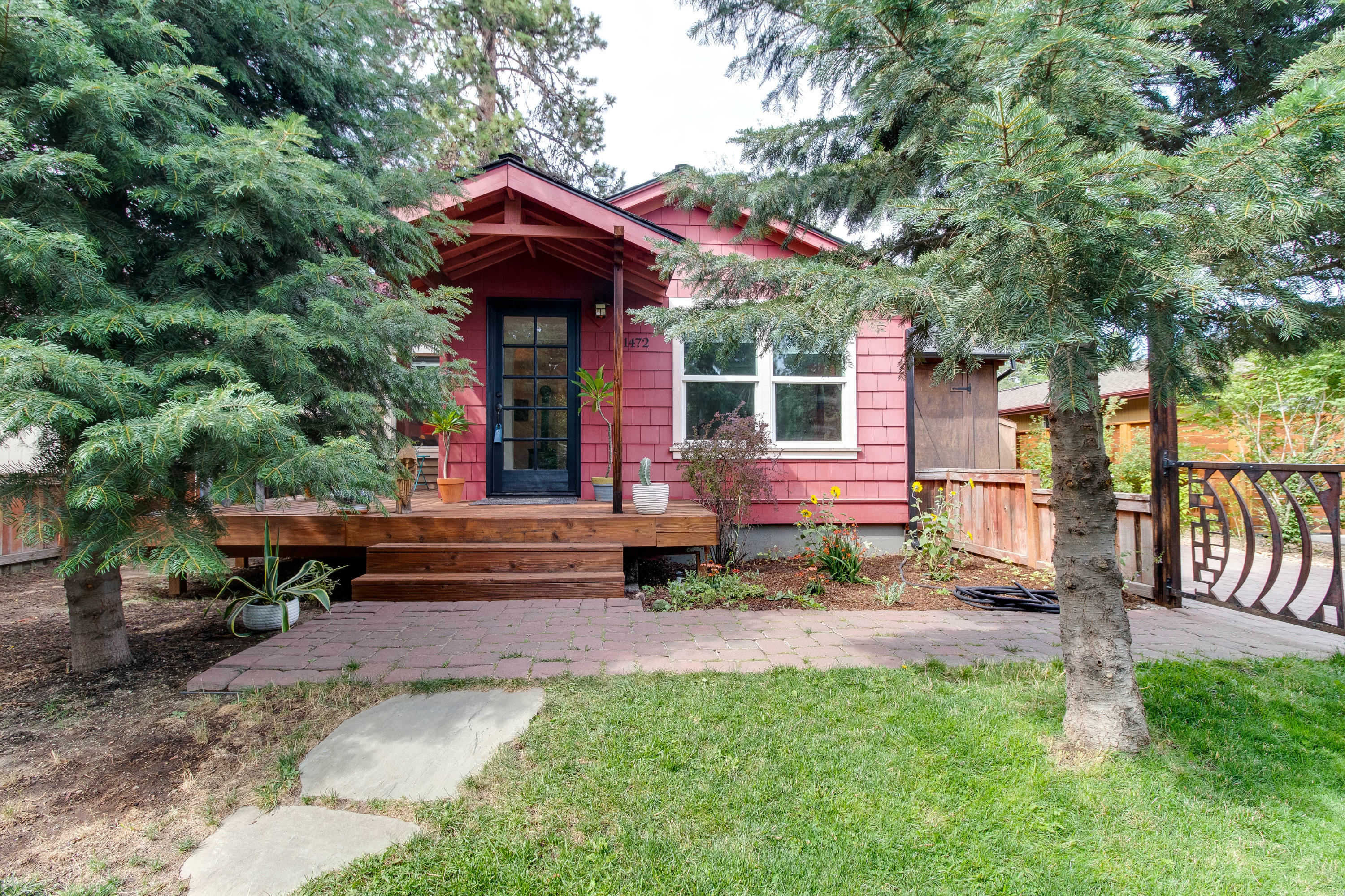 Property Photo:  1472 NW Elgin Avenue  OR 97703 