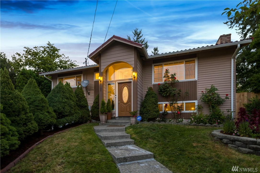Property Photo: 1105 Vashon Ct NE WA 98059