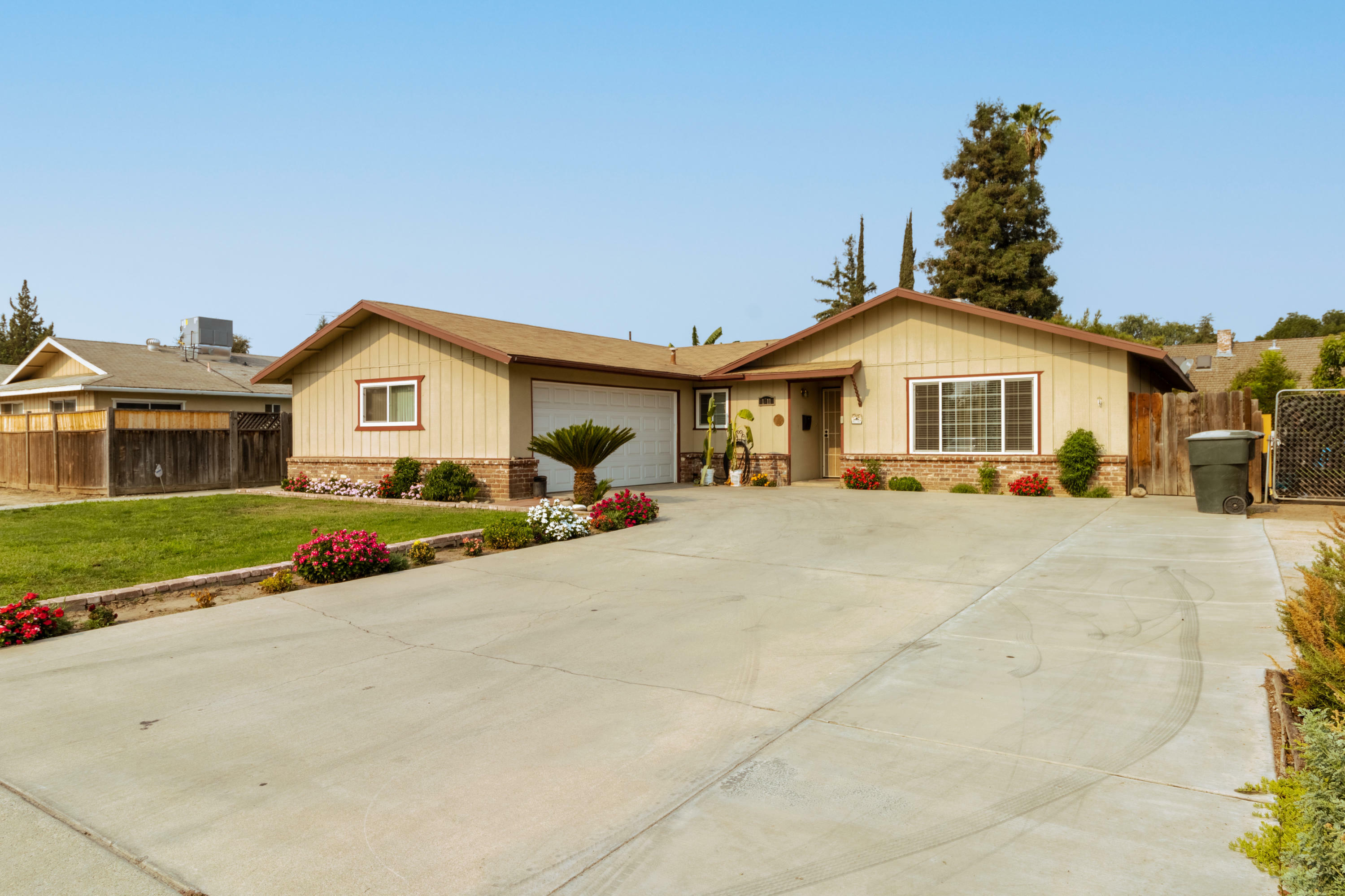 Property Photo:  1711 S Encina Street  CA 93277 